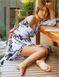公交车上男子用下体狂戳女子腿部-白滨美惠